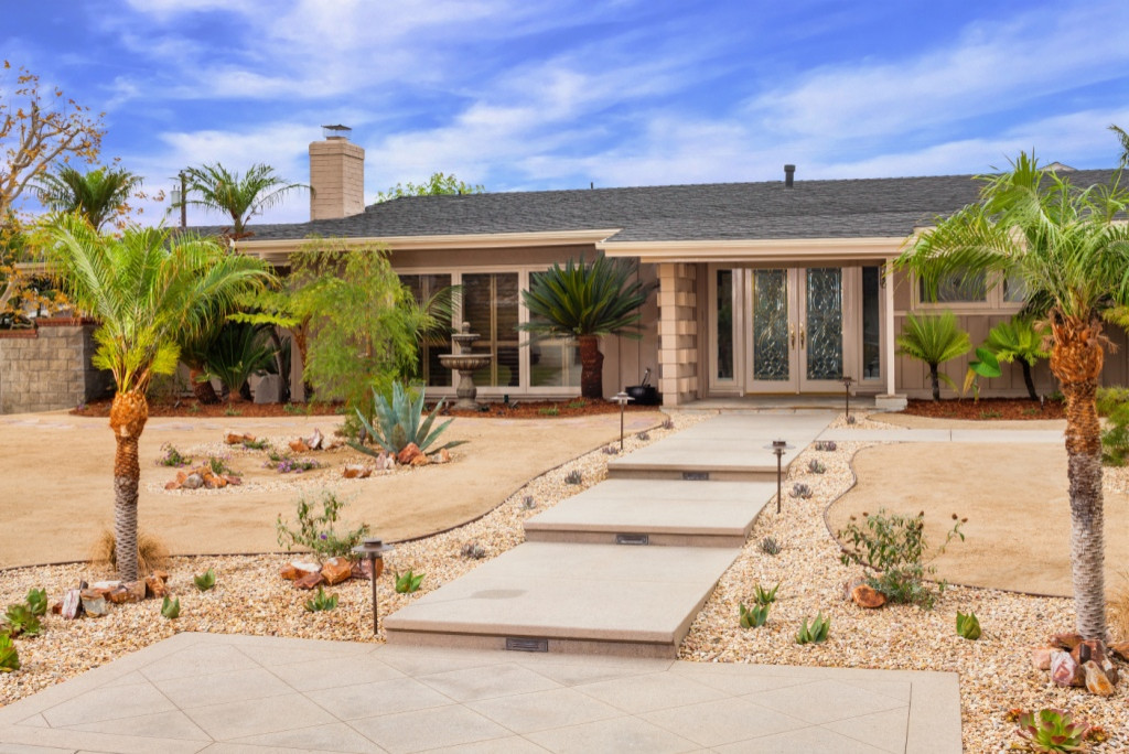 13 Simple Yet Attractive Grassless Front Yard As A Low Maintenance Area La Urbana